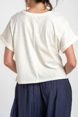 Remera color camel, de corte al cuerpo, manga corta con vuelta y cuello redondo.
