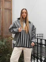 Campera gris con cierre frontal, cuello camisero y mangas largas con puños elásticos.