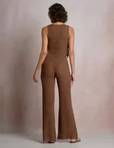 Top crop de tejido calado marrón, marca Elan, con escote redondo, sin mangas y aberturas laterales con lazos ajustables decorados con caracoles.