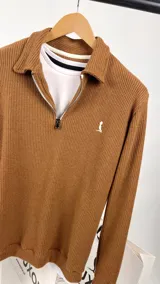 Sweater color ladrillo de tejido texturizado, con cuello polo, cierre de medio cierre y logo bordado en el pecho.