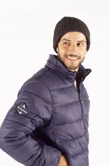 Campera puffer de invierno color azul marino, con cuello elevado, cierre frontal completo y capucha oculta. Presenta bolsillos laterales con cierre y logo en relieve en el pecho.