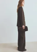 Pantalón de vestir marrón con sutil estampado a cuadros, de corte recto y tiro medio.