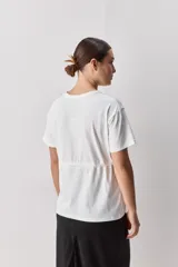 Remera celeste de algodón con cuello redondo, mangas cortas y cordón ajustable en la cintura.
