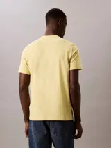 Remera amarilla de algodón con cuello redondo y estampado del logo de Calvin Klein Jeans en negro.