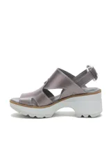 Sandalia de plataforma con capellada de cuero sintético en tono gris metalizado, diseño de aberturas laterales y talón descubierto con tira ajustable. Cuenta con una suela de goma dentada en color blanco y entresuela de EVA.