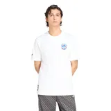 Remera Adidas de algodón con cuello redondo y corte clásico. Presenta un estampado circular en el pecho con el logo de la marca y motivos gráficos en tonos azul y rosado, inspirados en la estética del fútbol de los años 90.
