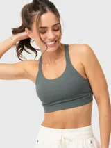 Top deportivo de alto impacto en color verde militar, con diseño de tirantes cruzados en la espalda y almohadillas removibles.