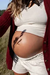 Top de algodón color beige, con escote en V y ajuste al cuerpo, diseñado para brindar comodidad y versatilidad.