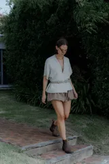 Short estilo bomber color marrón, con silueta relajada y cintura elastizada.