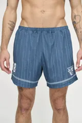 Short deportivo azul con finas rayas verticales blancas, cintura elástica y logo estampado en la pierna.
