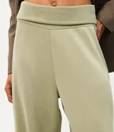 Pantalón aladín de microfibra color azul, de corte amplio con caída fluida, cintura ancha plegable y bajos elastizados.