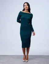 Vestido midi tejido en punto rib color verde esmeralda, con escote bote y cuello volcado. Presenta tajo lateral.