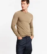 Suéter básico masculino de cuello redondo y manga larga, confeccionado en punto liso.