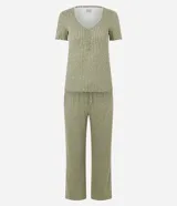 Pijama largo de dos piezas color verde oliva con estampado a rayas. Incluye una remera de manga corta con escote en V y fruncido en el centro del busto, y un pantalón de corte recto con cintura elástica y cordón ajustable.