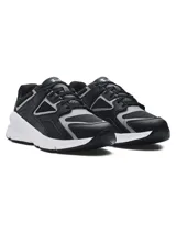 Championes Under Armour modelo Forge 96 Lthr Rissue, con diseño inspirado en los años 90. Presentan una parte superior que combina malla y cuero en color negro con detalles en gris, reforzados con película de TPU. Cuentan con una entresuela blanca de alto confort y suela exterior de goma completa.