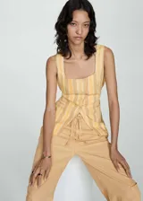 Pantalon de tiro medio con diseño de pierna ancha y corte recto. Cuenta con cintura elástica con cordón ajustable, bolsillos laterales y bolsillos cargo en los laterales de las piernas.