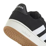 Championes Adidas Grand Court Alpha negros con las tres tiras blancas y suela color caramelo.
