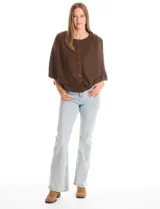 Capa de punto color marrón con cuello redondo y cierre frontal de botones. Presenta un diseño de doble capa superpuesta con mangas estilo japonés y terminaciones acanaladas.