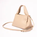 Bandolera color beige con correa ajustable y asa corta.