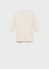 Camiseta de tejido fluido con diseño entallado, cuello redondo y mangas tres cuartos. Presenta una textura acanalada con líneas verticales sutiles.
