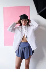 Short azul grisáceo de tiro alto con cintura elastizada y logo bordado en el frente.