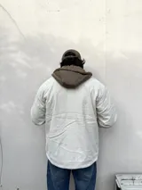 Campera puffer color tostado con diseño acolchado y cierre frontal.