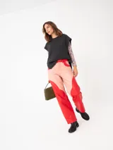 Chaleco de tejido de punto con lana y alpaca, de corte relajado y caída recta. Presenta laterales abiertos con cierre de botones y cuello redondo.