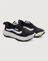 Championes Vans modelo MTE Crosspath, de diseño bajo y resistente al agua. Presentan una combinación de colores negro y blanco, con suela gruesa de amortiguación UltraCush y banda de rodadura diseñada para terrenos mixtos.