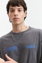 Remera de corte oversize color gris con efecto lavado, cuello redondo y mangas cortas. Presenta un estampado gráfico en color azul en la parte frontal superior.