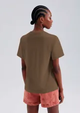 Camiseta verde de algodón de corte recto y mangas cortas.