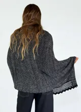 Pashmina azul de tejido de punto calado con terminación en crochet.