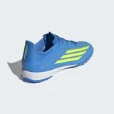 Championes de fútbol Adidas F50 League para pasto sintético, color azul con detalles en amarillo neón y suela blanca. Presentan exterior Fiberskin con líneas 3D, mediasuela de EVA y suela de caucho para mayor tracción.