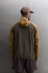 Chaqueta cortavientos Zara Athleticz de diseño bicolor en tonos marrón y tostado, con capucha, cierre frontal de cremallera y bolsillos funcionales.