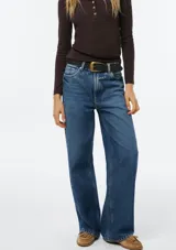 Pantalón wide leg de cintura media, confeccionado en denim azul, de corte holgado y perneras amplias.