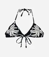Top de bikini triangular fruncido negro con estampado de ondas y bordado de hojas de palmera color crema.