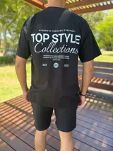Remera oversize negra de manga corta, con gran estampado tipográfico blanco en la espalda con la inscripción "TOP STYLE Collections" y detalles gráficos.