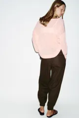 Pantalón jogger de tiro bajo color marrón, con cintura elástica ajustable con cordón, bolsillos delanteros y puños elásticos en los tobillos.