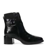 Bota de caña media confeccionada en cuero negro con acabado brillante. Presenta un taco cuadrado de altura media, puntera redondeada y detalle de hebilla metálica lateral con elástico para un mejor ajuste.