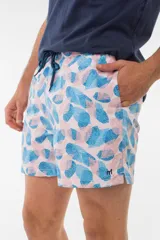 Short de baño azul con estampado de flamencos.