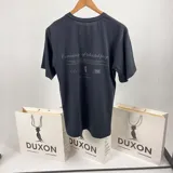 Remera oversize negra de algodón con cuello redondo y doble estampa en gris con texto y gráficos.