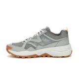 Championes Caterpillar modelo Grapple Leather Mesh, color gris con suela de goma marrón y detalles en blanco y naranja. Confeccionados en una combinación de malla transpirable y paneles de cuero sintético, con cordones blancos.