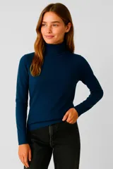 Polera de tejido acrílico color azul oscuro, con cuello tortuga y manga larga ajustada.