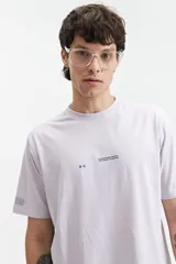 Remera azul marino de manga corta con cuello redondo y estampado de edificio moderno en la espalda.