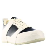 Championes urbanos N+ modelo Foge, color negro con suela de plataforma blanca. Presentan un diseño de corte bajo con cordones y detalles de recortes en el lateral.