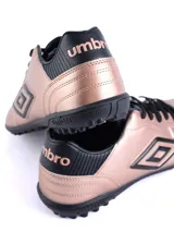 Championes Umbro modelo Touch TF para hombre, color negro, con capellada de PU texturizada y logo Umbro brillante en el lateral. Suela de caucho con tapones bajos para césped artificial o fútbol 5.