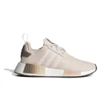 Championes Adidas NMD_R1 color beige con las tres tiras laterales en blanco. Suela de goma marrón y tecnología Boost para mayor comodidad.