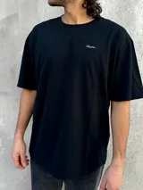 Remera negra de corte oversize con estampado en la espalda con la palabra "Perception" y un texto con mensajes motivacionales.