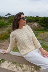 Sweater color crema de lana merino y alpaca, tejido a mano con cuello redondo y mangas largas con calados.