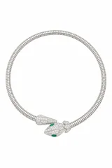 Collar corto semirrígido de serpiente plateado, con apliques de strass y ojos verdes.