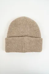 Gorro tipo beanie de tejido de punto acanalado en color beige.